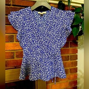 🛍️ Monteau Los Angeles cute wrap style top with new condition.